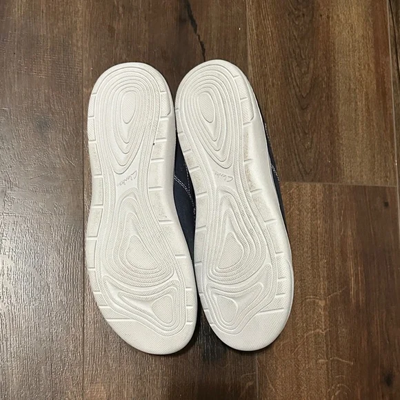 Clarks Men's Navy and Tan Slip-On Loafers size 9 new - Picture 2 of 3